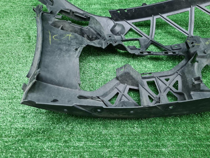 Кронштейн переднего бампера лев. BMW 3er G20 18-22