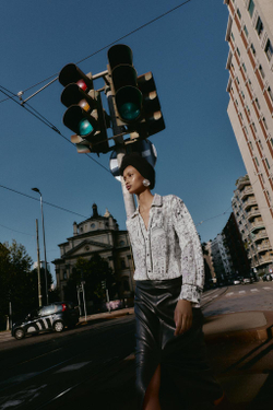 ZARA БЛУЗА С ПРИНТОМ И ОТДЕЛКОЙ КАНТОМ, ЭКРЮ/ЧЕРНЫЙ