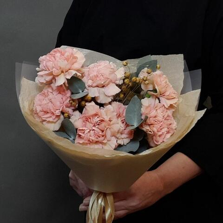 Букет - комплимент из 7 карамельных гвоздик