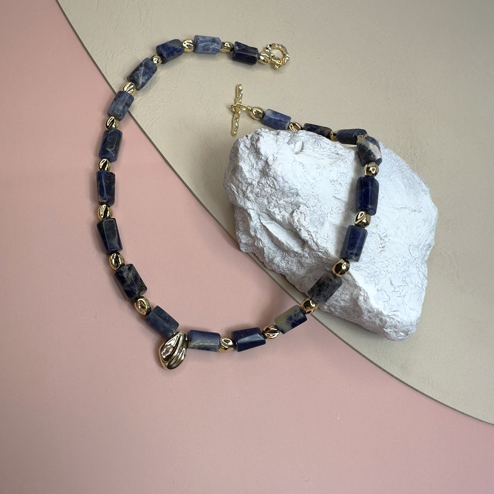 Колье-чокер из натурального содалита «Содалитовый штрих»