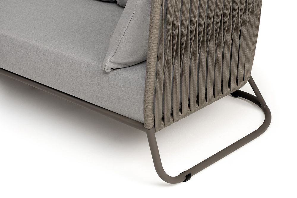 "Багамы" диван 3-местный плетеный из роупа, каркас алюминий бежево-серый (RAL7006) муар, роуп серо-коричневый 23мм, ткань светло-серая