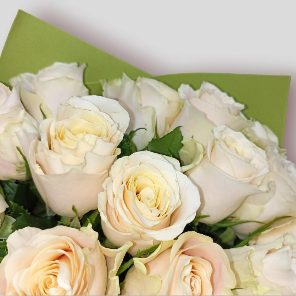 Букет из кремовых роз сорта "Шарман" 35 шт. в фоамиране