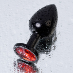 Черный анальный плаг 8,2см с кристаллом красного цвета ToyFa Metal 717008-59