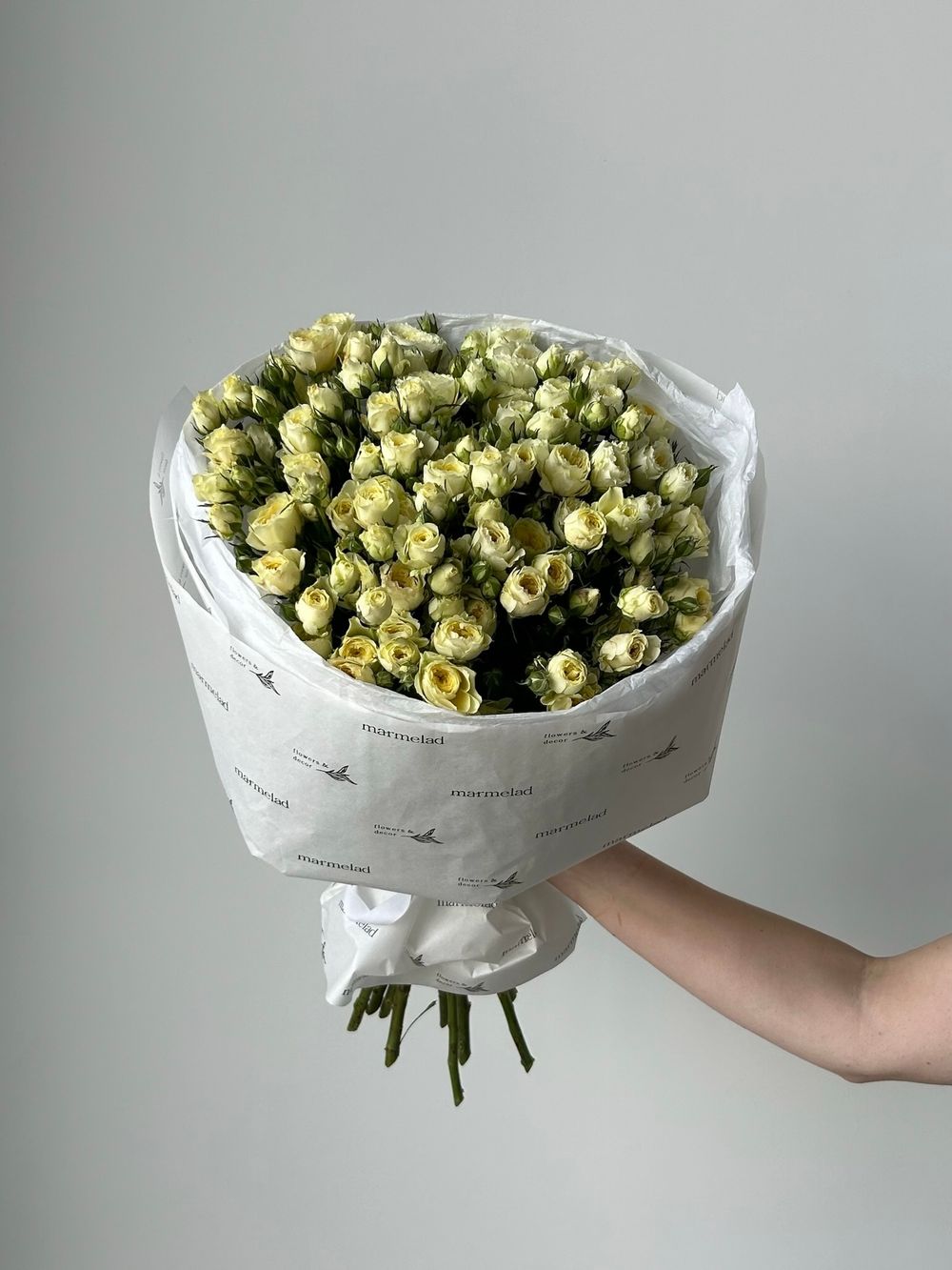 Букет моно из кустовых роз 15 шт в светло-желтом оттенке