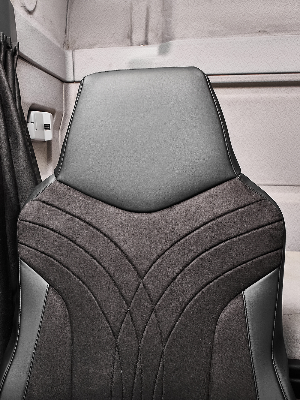 Чехлы Люкс MAN TGS (экокожа, черный, черная середина Алькантара)