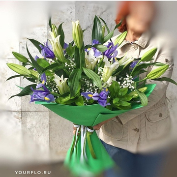 Букет с белыми лилиями и ирисами