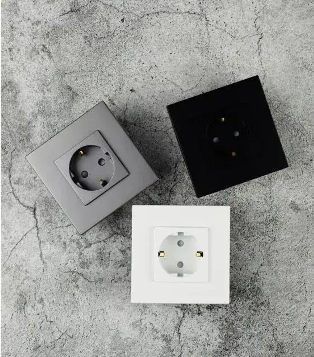 Розетка серая с заземлением и защитными шторками от детей, евророзетки