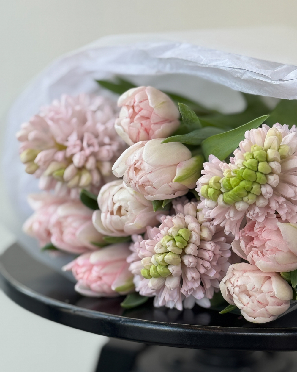 Весенний букет с ароматными гиацинтами и тюльпанами