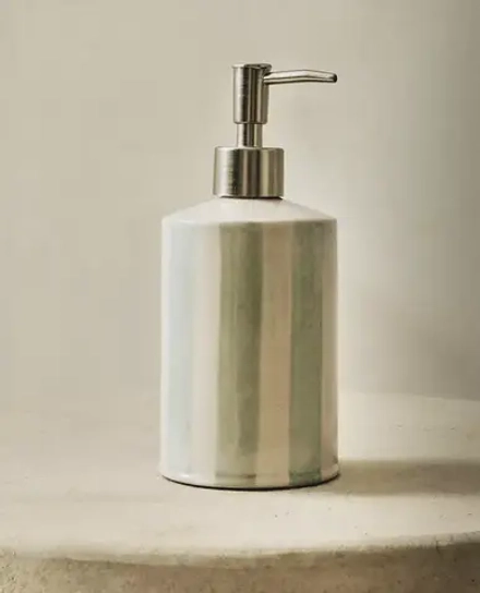ZARA HOME КЕРАМИЧЕСКИЙ ДОЗАТОР МЫЛА С РЕЛЬЕФНЫМ УЗОРОМ В ПОЛОСКУ, СИНИЙ