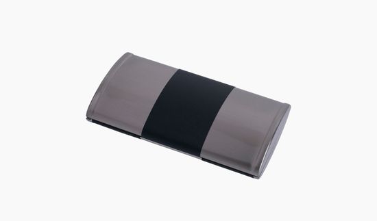 Маникюрный набор YES, 5пр. Инструменты: ножницы для ногтей, книпсер, шабер пластик, пинцет наклонный, пилка металлическая. Футляр: металл, цвет металлик/чёрный. Размер 11.5 х 2 х 6 см