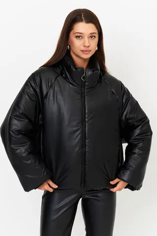 Зимняя куртка из плащевой экокожи черного цвета