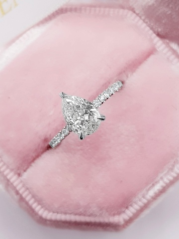 Кольцо с бриллиантом Груша 1 карат