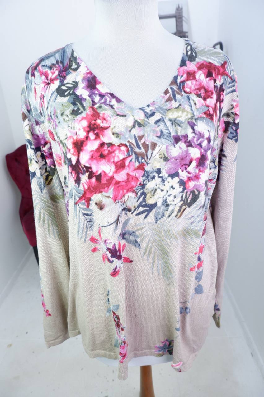 Джемпер для лаконичного образа, визуально на 54/56 размер