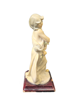 Статуэтка "Девочка с яблоневой веткой" Capodimonte