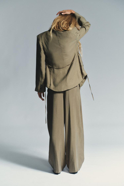 ZARA БЛЕЙЗЕР С ПОДПЛЕЧНИКАМИ И ТОНКИМ ПОЯСОМ, ТЕМНЫЙ ХАКИ