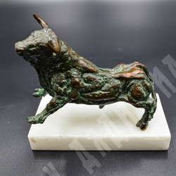Бронзовая статуэтка быка на мраморном постаменте. Из серии «Toro». Бронза, мрамор, литьё. Испания ХХ