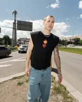 Черная футболка без рукавов 