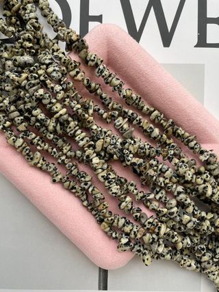 Нить бусины из далматиновой яшмы 7-8мм (галька)