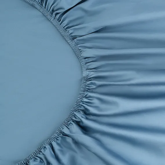 Простыня на резинке из премиального сатина джинсово-синего цвета из коллекции essential,  160х200х30