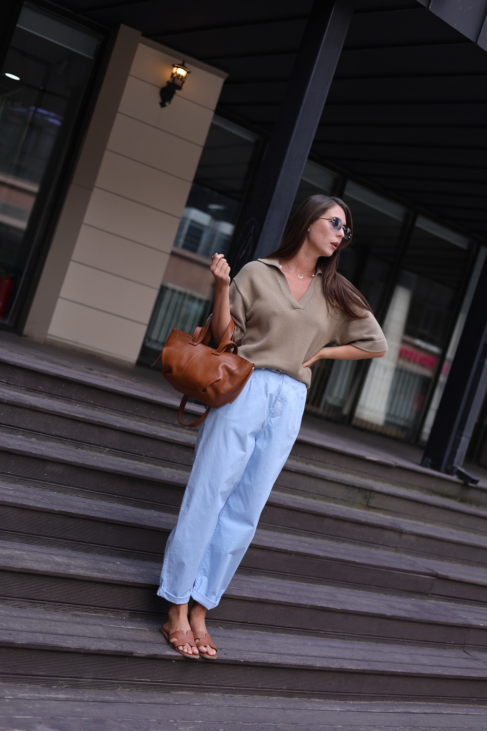 брюки с ремнем, зауженные к низу