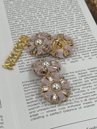 Пуговицы золотые со стразами и жемчугом в форме цветка с твидовой розовой тесьмой