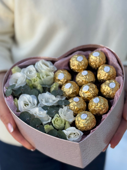 «Сердце» с лизиантусом, эвкалиптом и конфетами от Флора Маркет