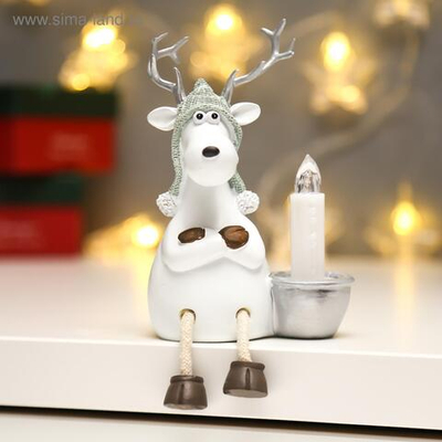 Сувенир полистоун свет Белый олешка в вязаной шапке со свечкой МИКС 11,5х8х10,5 см