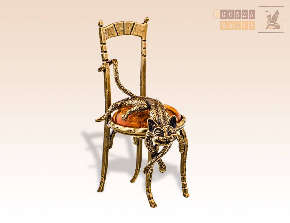 фигурка Кот на стуле лежит