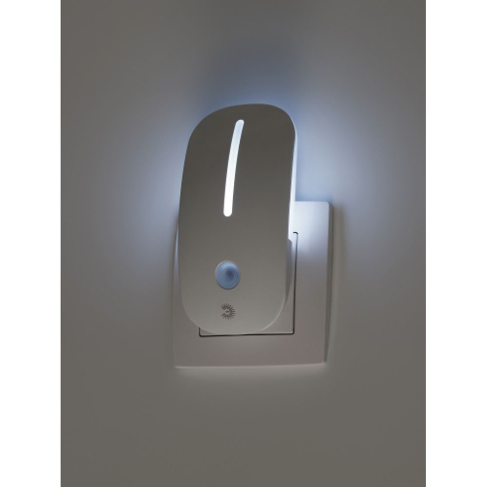 Ночник - светильник светодиодный ЭРА NN-620-LS-W в розетку с датчиком освещенности белый