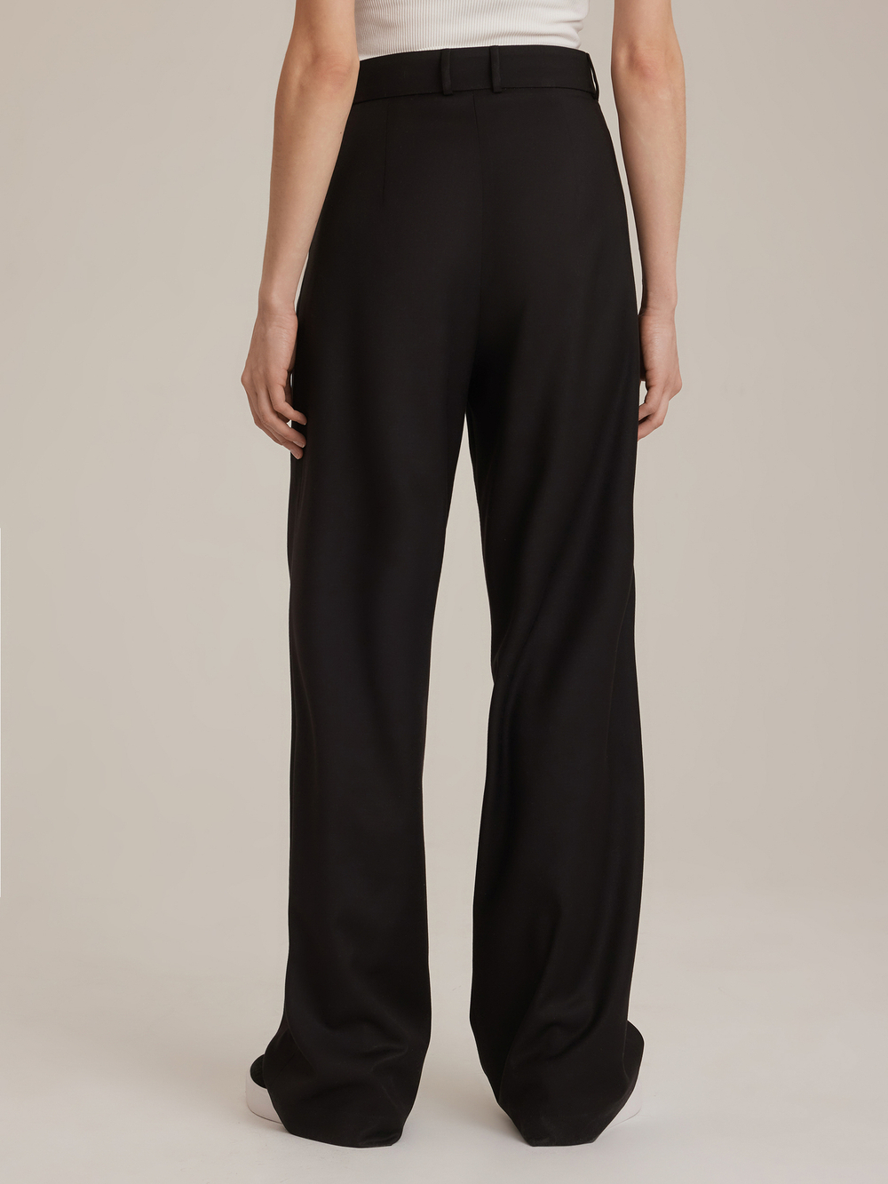 Брюки прямого кроя со складками из итальянской ткани черные