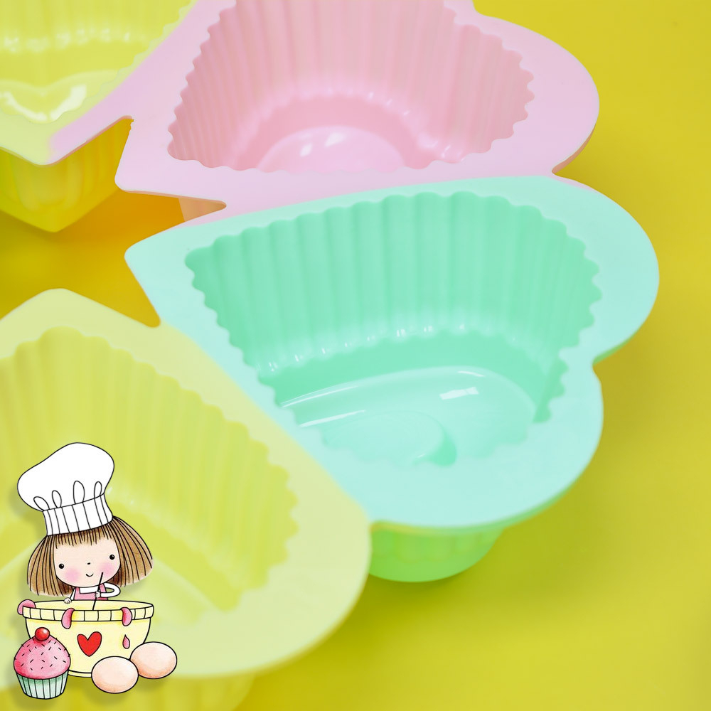 Набор Юного кондитера "Сердечко" (форма 6 ячеек, кисточка, лопатка, венчик)