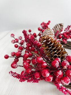Венок из красных ягод с шишками 40см ChristmasDeLuxe