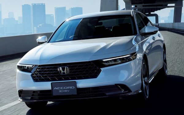 В Японии стартовали продажи 11-го поколения Honda Accord.