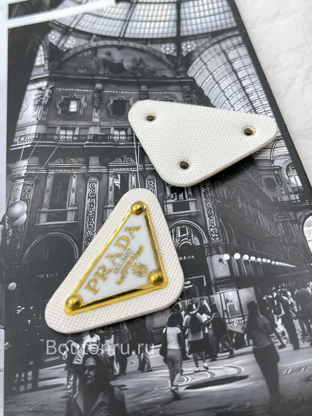 Логотип металлический Прад. на коже белый золото