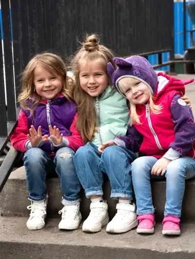 Жилетка утепленная с ушками и капюшоном осенняя