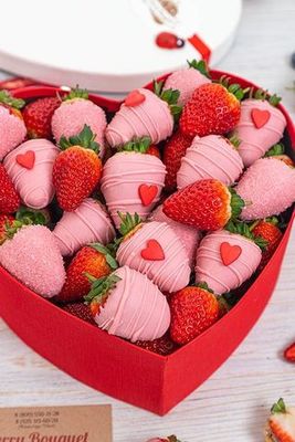 Сердце с клубникой в шоколаде День Влюбленных
