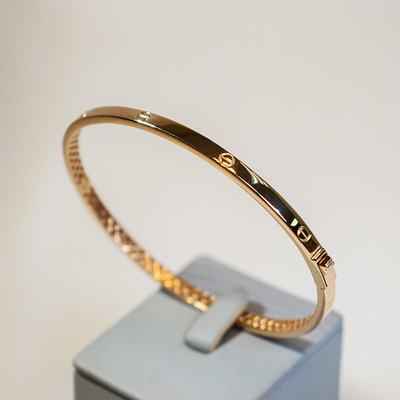 Жесткий золотой браслет