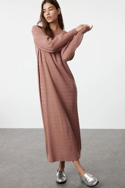 Розово-сухое трикотажное платье с самостоятельным рисунком TCTAW25EB00003