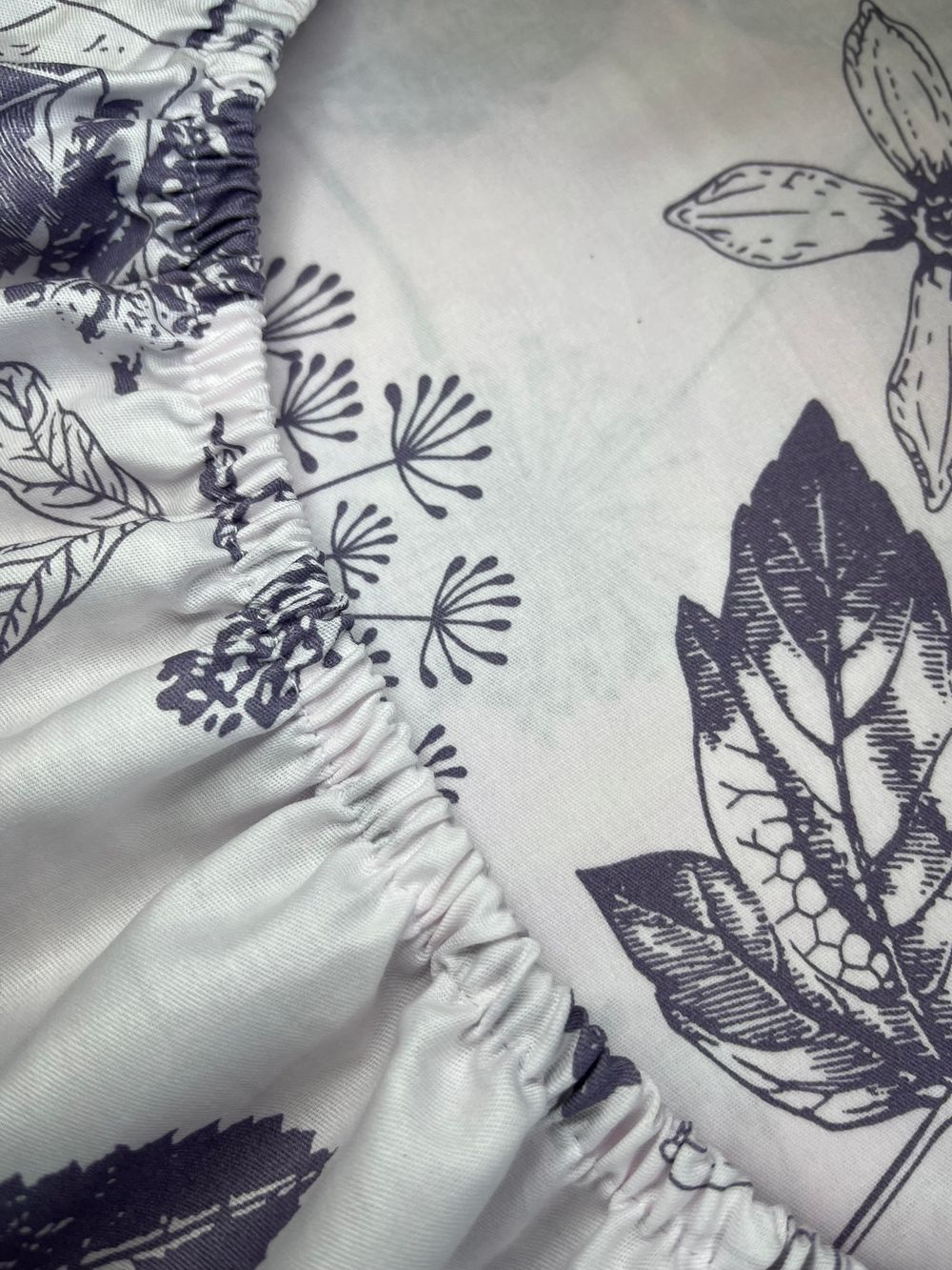 Простынь на резинке сатин Milky Garden "Petals" 160x200 см