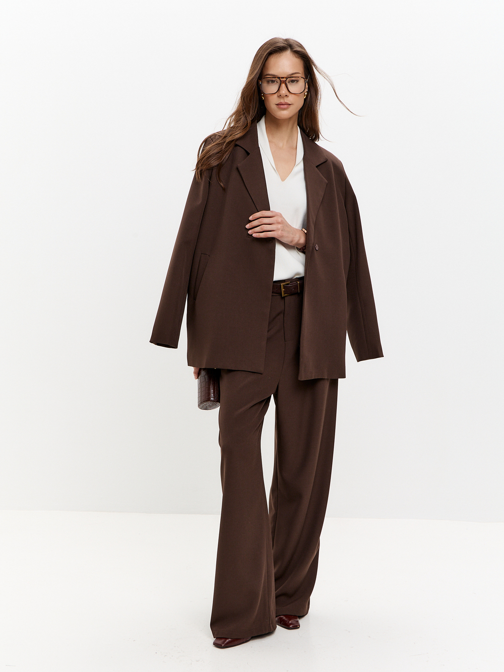 Костюм с прямыми брюками и жакетом