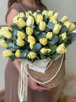 Нежные кремовые тюльпаны и эвкалипт в элегантной корзине от Флора Маркет