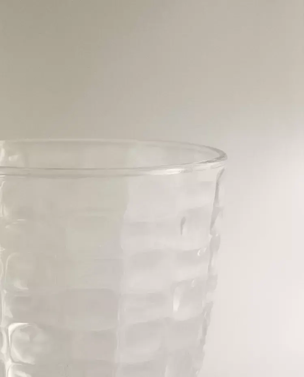 ZARA HOME СТАКАН С РЕЛЬЕФНЫМ УЗОРОМ «КВАДРАТЫ», ПРОЗРАЧНЫЙ