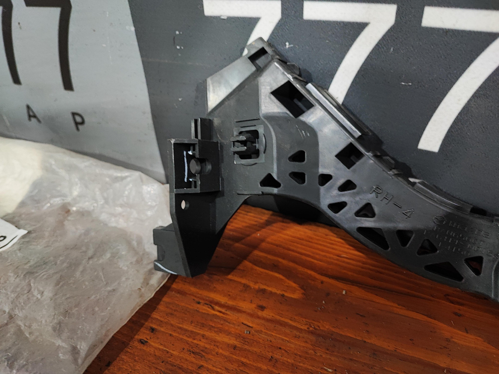 Кронштейн бампера задний правый Mazda 3 (BK) 02-09 Новое Оригинал BAN6500TI