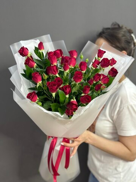 Букет с 7 красными кустовыми розами