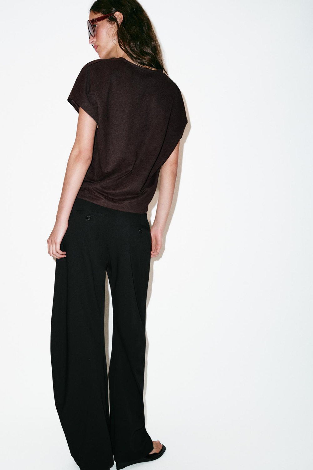 ZARA ФУТБОЛКА В СТИЛЕ РУСТИК С V-ОБРАЗНЫМ ВЫРЕЗОМ, ШОКОЛАДНЫЙ