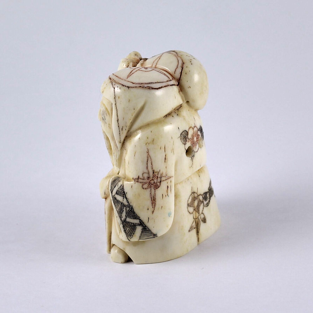 Нэцкэ Фукурокудзю с мешком через плечо и иероглифом Счастье