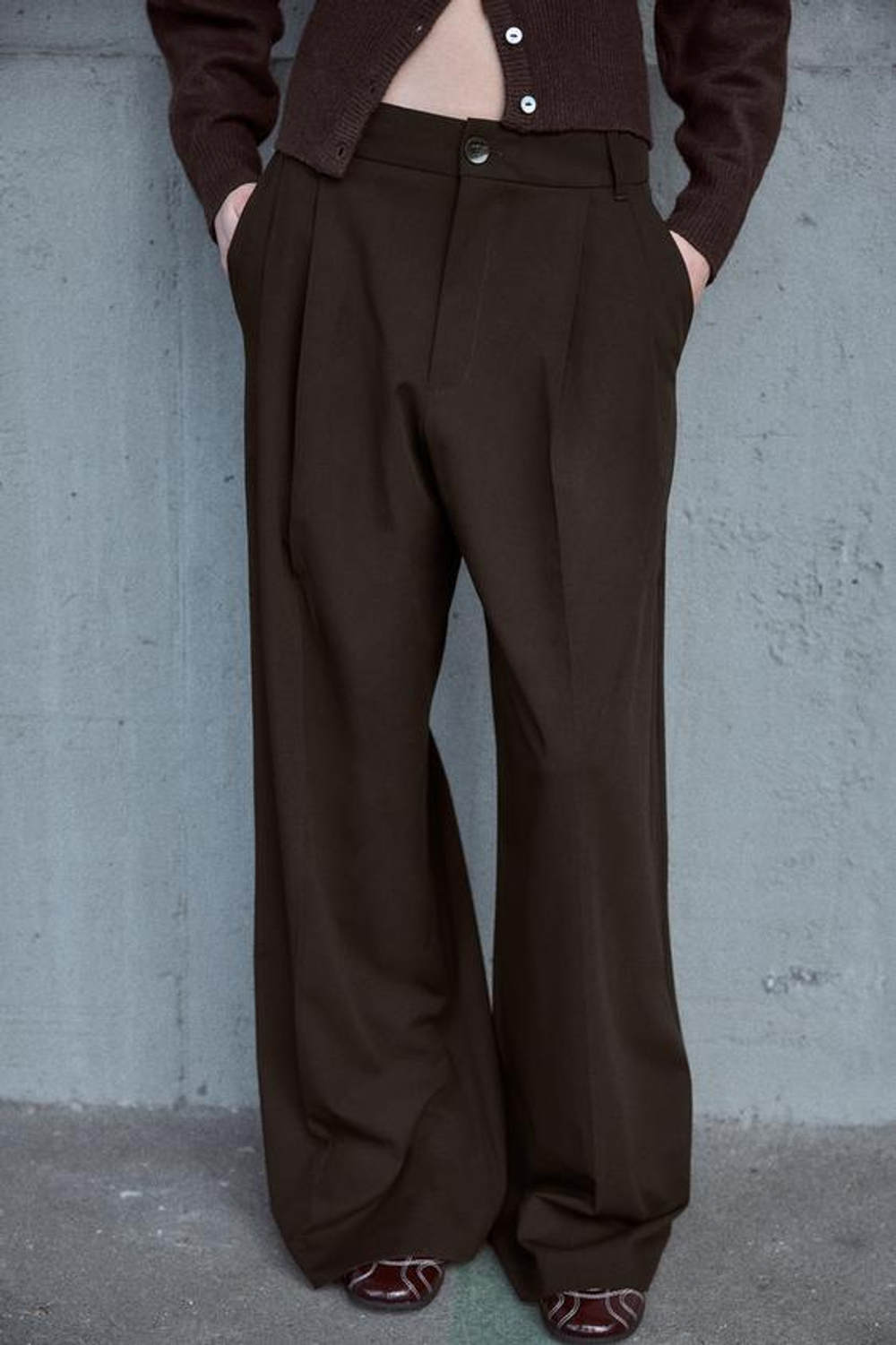 ZARA БРЮКИ С ДВОЙНЫМИ ЗАЩИПАМИ, ШОКОЛАДНО-КОРИЧНЕВЫЙ