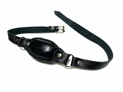 Черный кожаный кляп на ремешках с пряжкой (Цвет: черный)