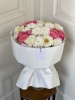 Авторский букет из хризантемы, яркой кустовой пионовидной розы и минигербер