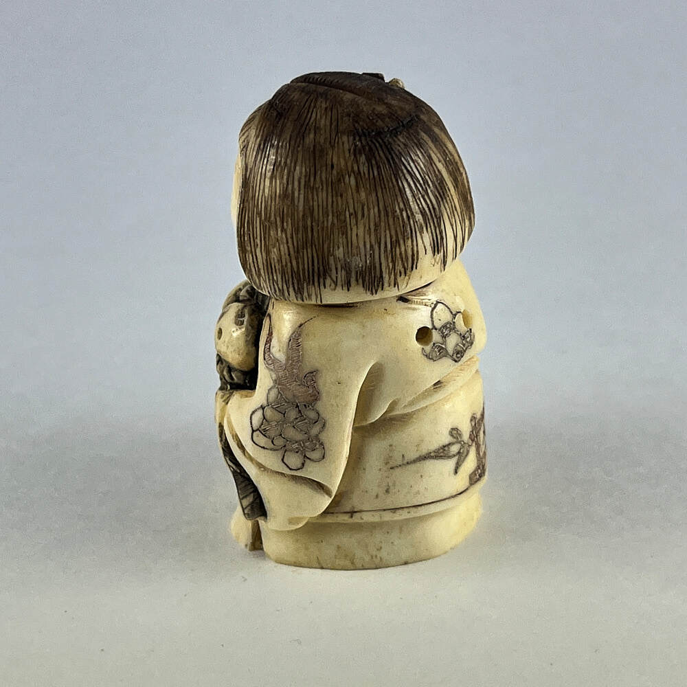 Статуэтка нэцкэ Девушка с корзиной фруктов